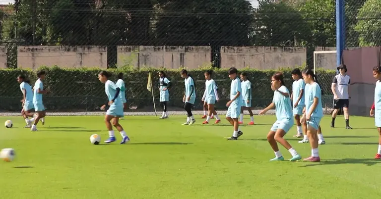 অনুশীলনে নারী ফুটবল দল